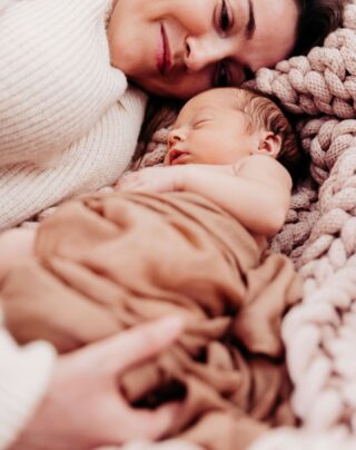 Sabrina ->Louisa #baby #babyshooting #malerischuntalentiert#familygoals#beautifulmum#mummylife#familyphotography#familyphotographer#timeforfamily#glücksmomente#canon #studiophotography #portrait